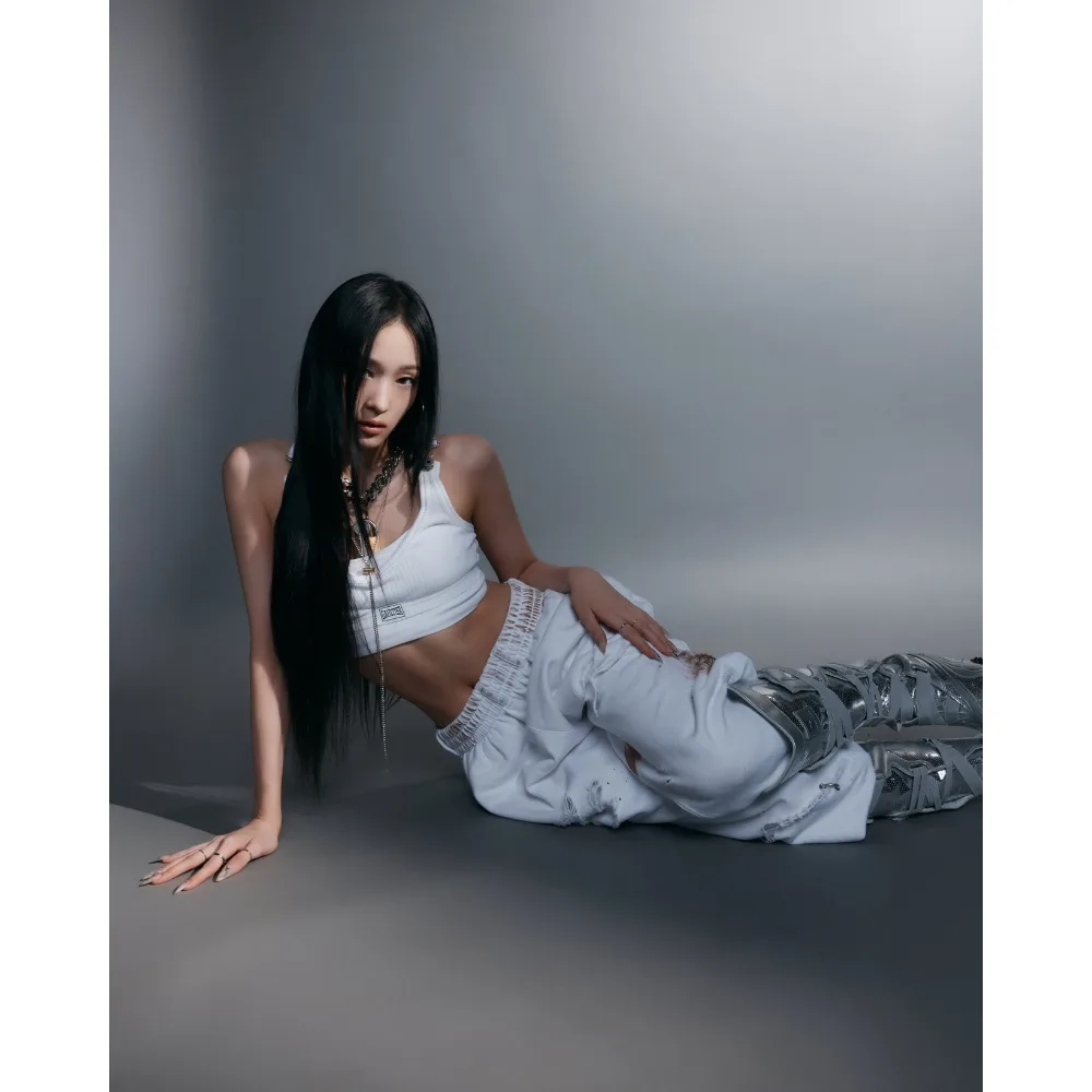 Idol Hàn Quốc Annie Moon tạo dáng với mái tóc đen suôn mượt.