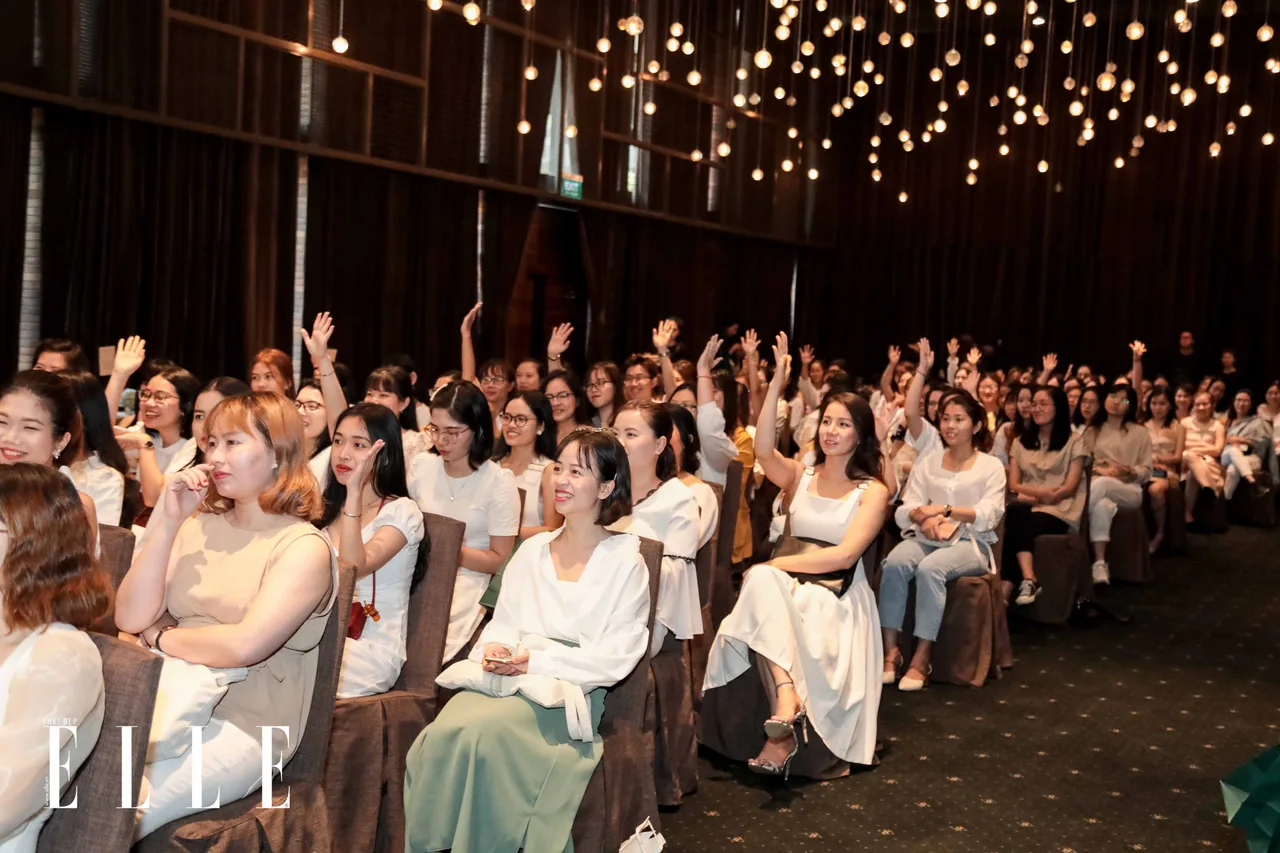 Khách mời ngồi nghe tọa đàm tại workshop rạng rỡ mùa quýt chín của innisfree