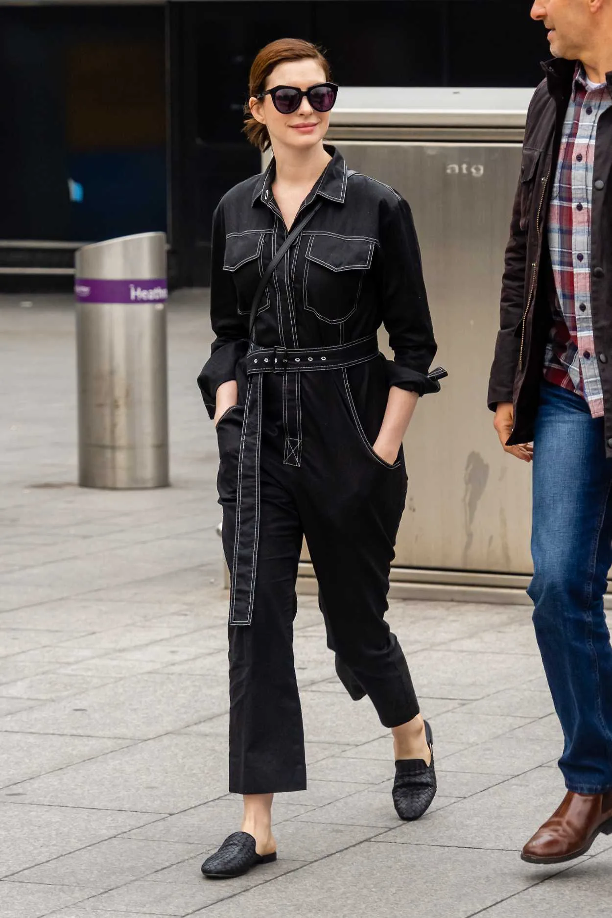 anne hathaway bộ jumpsuit đen dép mule