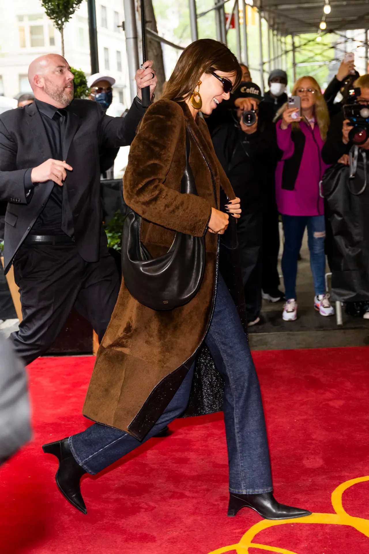 Kendall Jenner diện boot cao bồi trên thảm đỏ