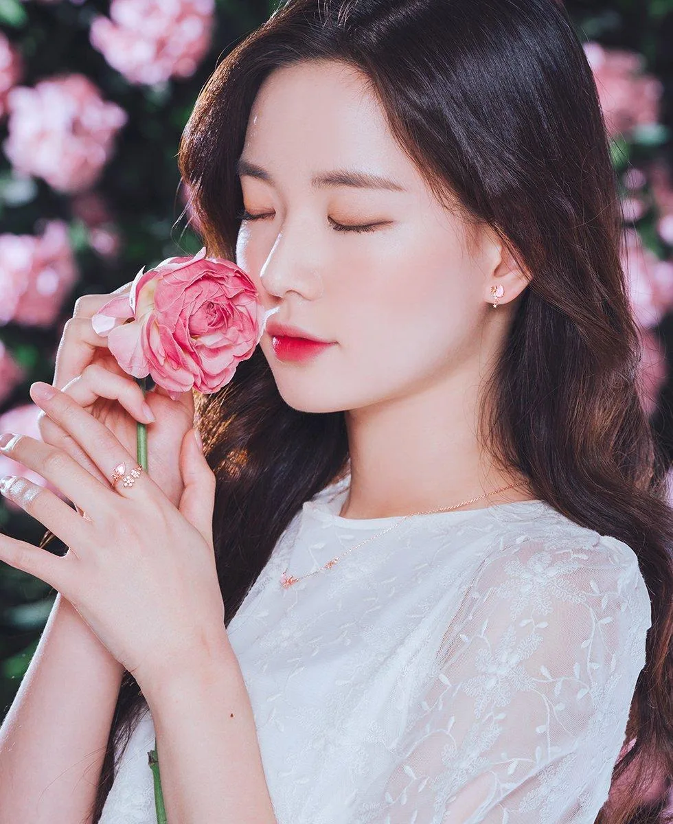 cô gái đẹp trang điểm cơ bản