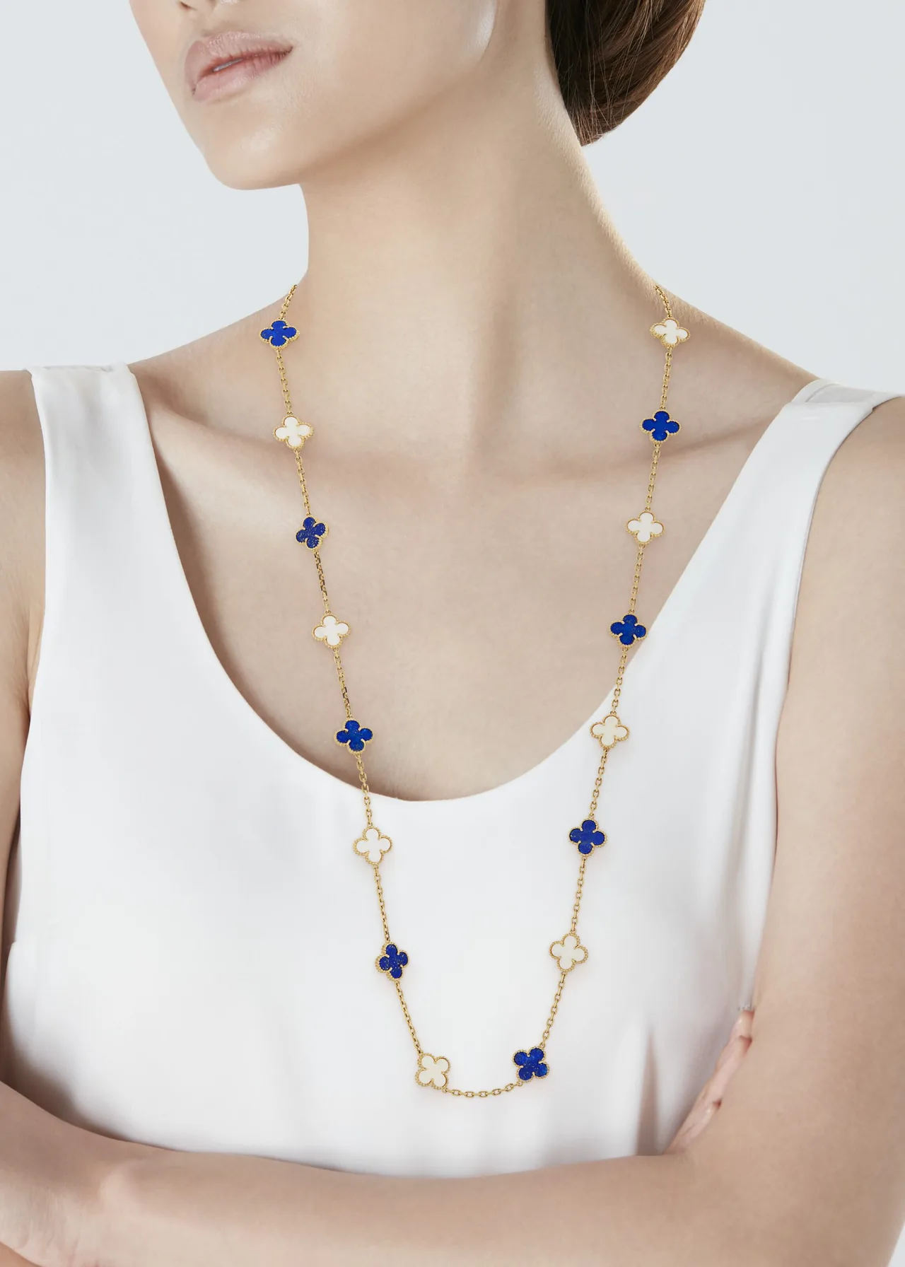 Vòng cổ Vintage Alhambra kết hợp giữa xà cừ trắng và lapis lazuli xanh dưong