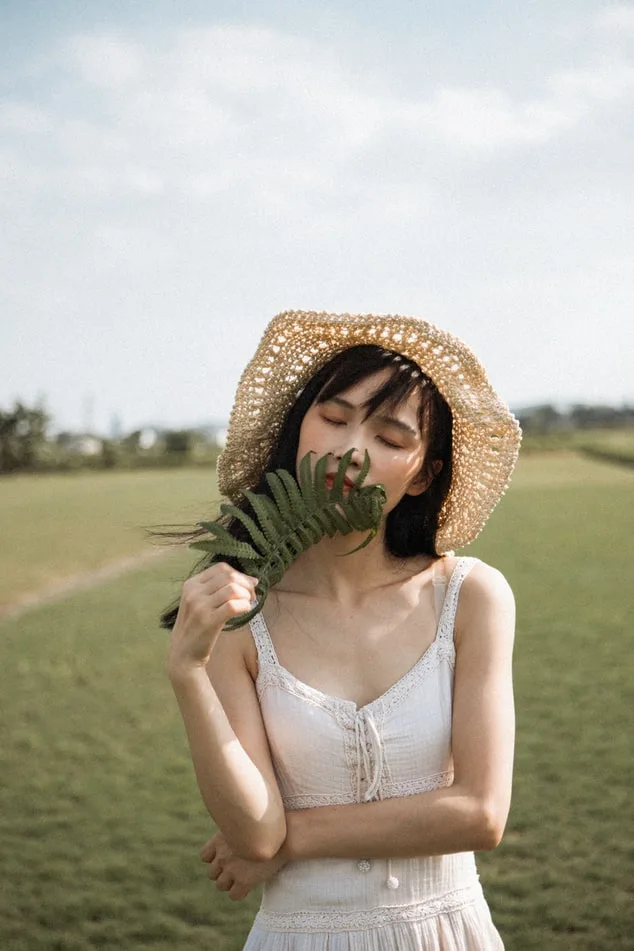 Bạn có thể dùng gel nha đam để chữa lành vùng da mắt bị cháy nắng. Ảnh: Unsplash. Bạn có thể dùng gel nha đam để chữa lành vùng da mắt bị cháy nắng. Ảnh: Unsplash.