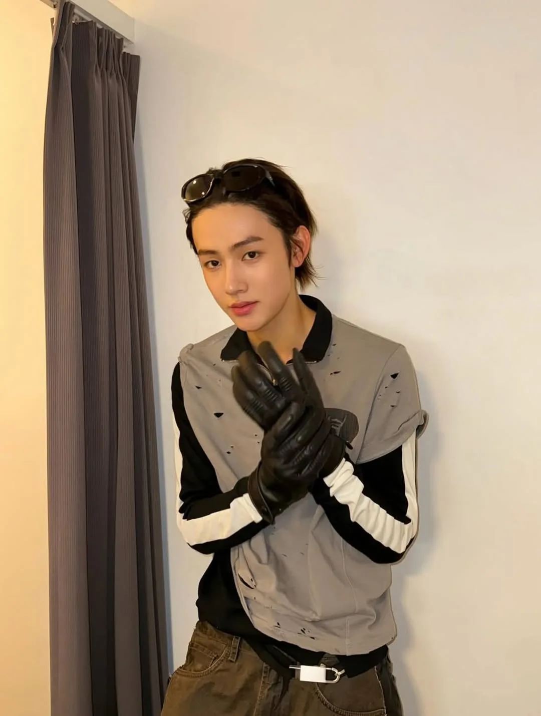 Seonghyeon năng động với áo tay dài