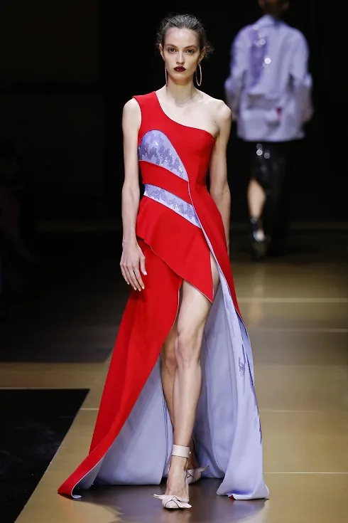 Một thiết kế khách trong BST Atelier Versace tại Paris Haute Couture Fashion Week FW16