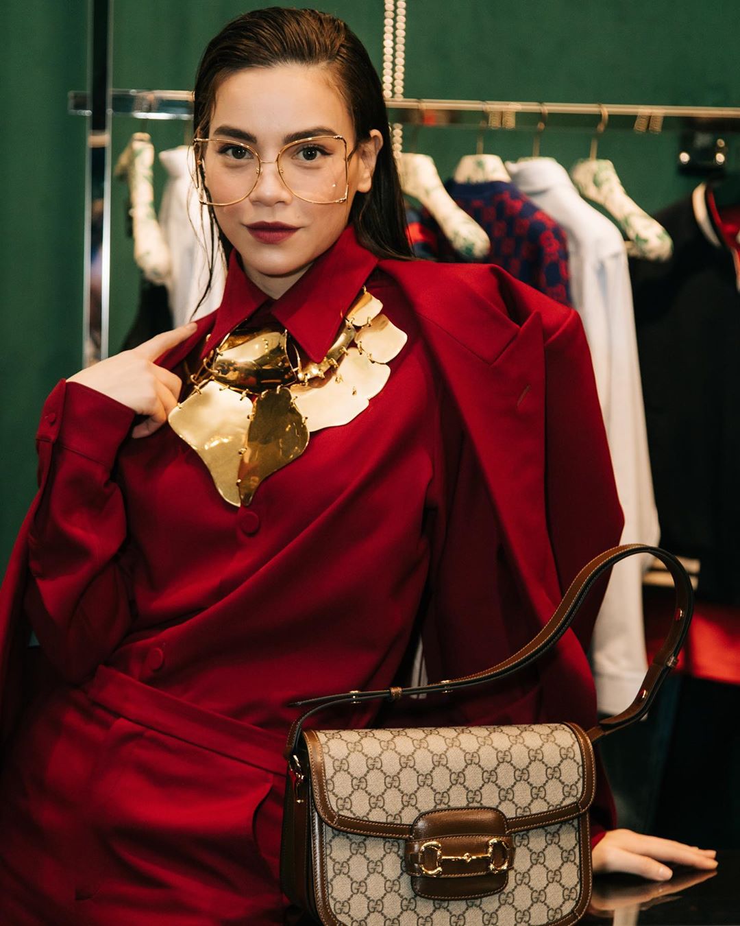 Dress code formal - Hồ Ngọc Hà mặc âu phục Gucci màu đỏ rượu