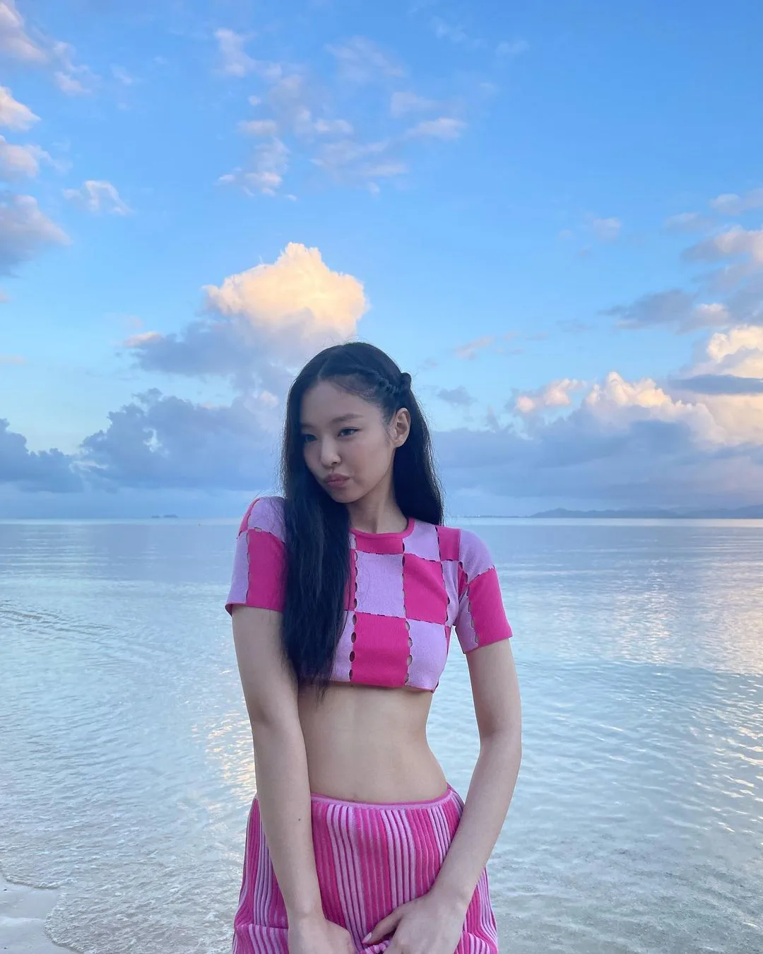 jennie áo hoạ tiết ô vuông