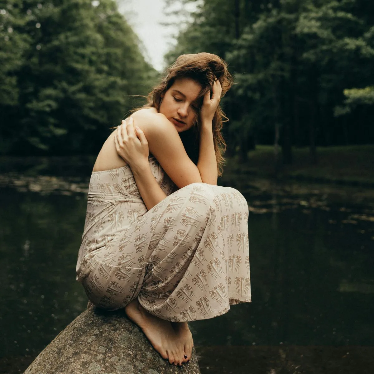 Cô gái đầm trắng ngồi oom lấy bản thân kiểm soát cảm xúc quen trẻ lâu