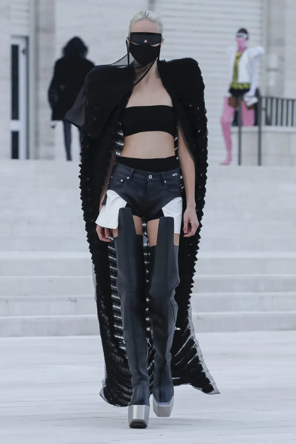 áo quây trên sàn diễn rick owens