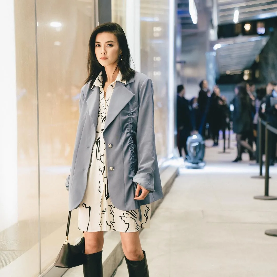 váy sơ mi công sở họa tiết phối cùng áo blazer độn vai thanh lịch