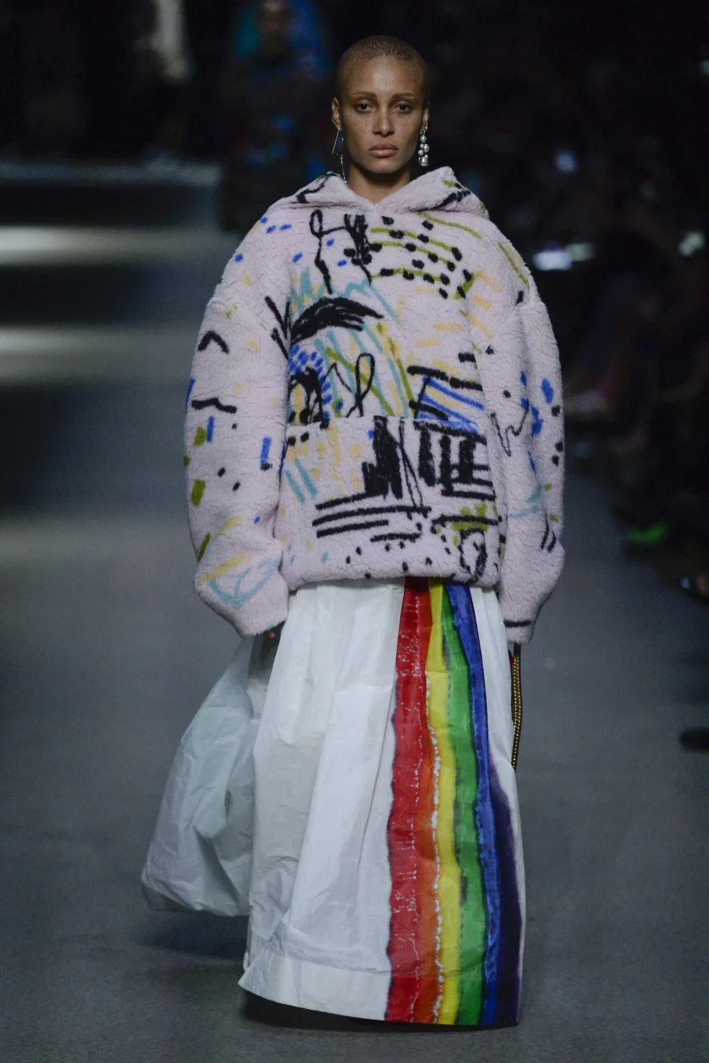 "Chiến binh cầu vồng" Cara Delevingne trở lại sàn runway của thương hiệu Burberry "Chiến binh cầu vồng" Cara Delevingne trở lại sàn runway của thương hiệu Burberry