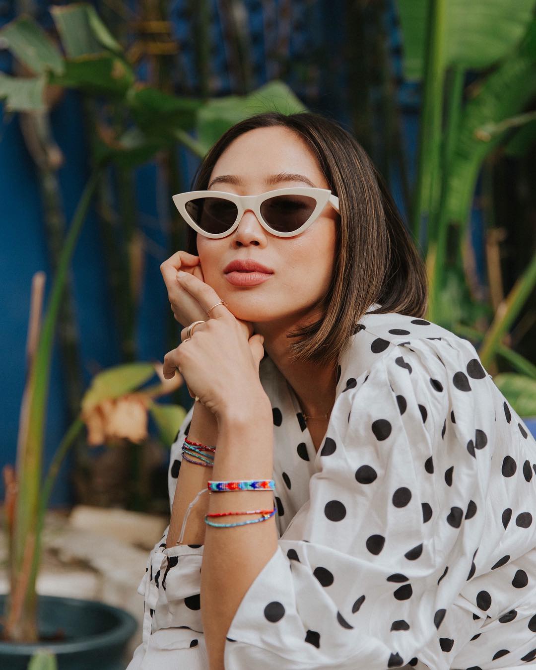Fashionista Aimee Song mặc áo chấm mi, đeo vòng đeo tay đủ màu