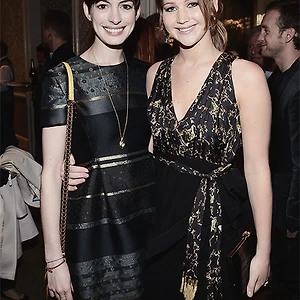 Anne Hathaway lên tiếng bảo vệ Jennifer Lawrence