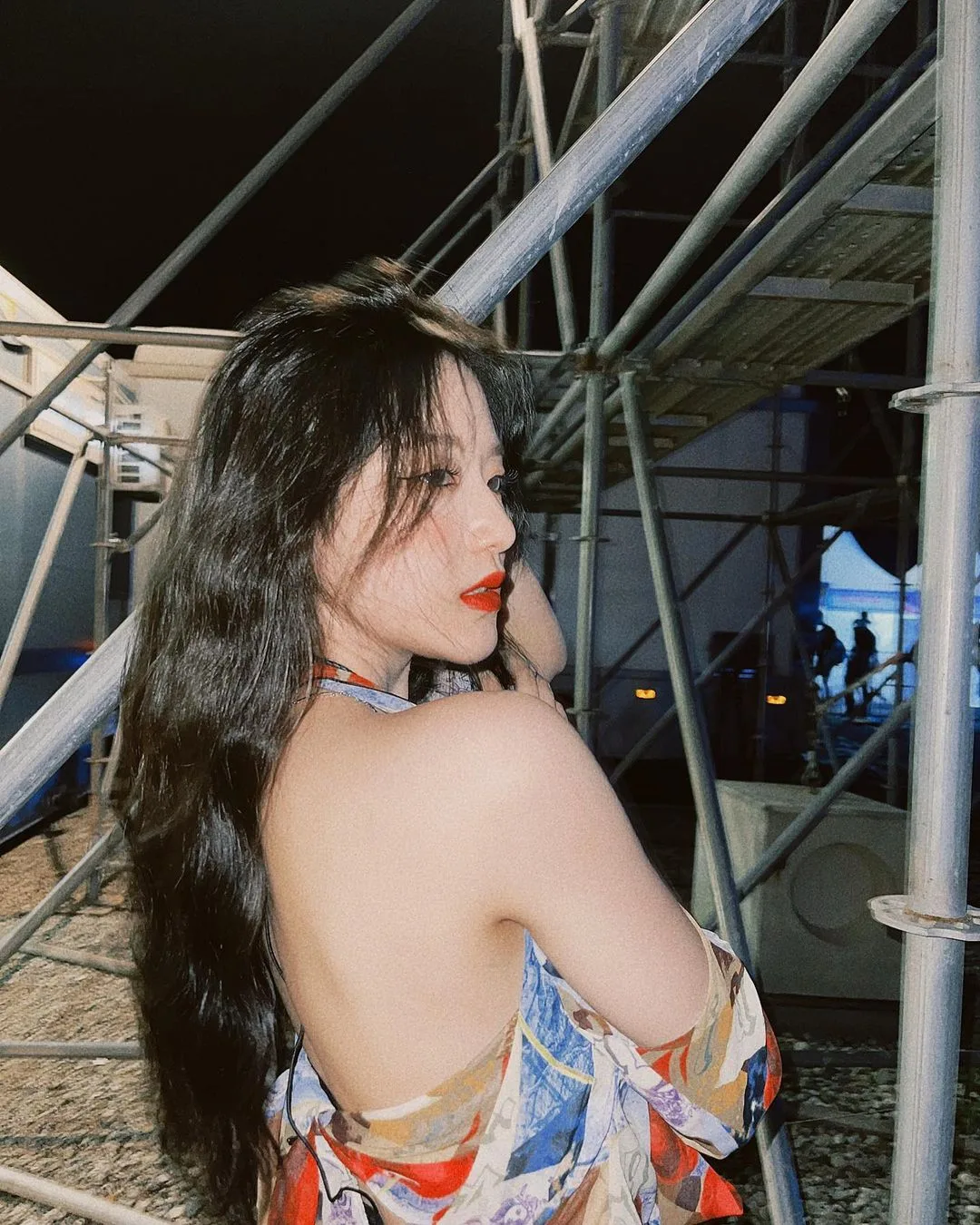 Shuhua diện áo hở lưng