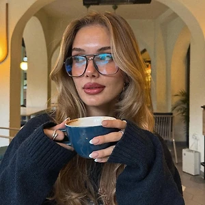 cô gái cầm ly cà phê latte