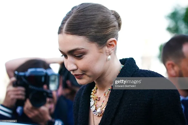 Gigi Hadid góp mặt trong lễ tri ân Karl for Ever với trang phục đen nổi bật cùng trang sức đeo cổ.