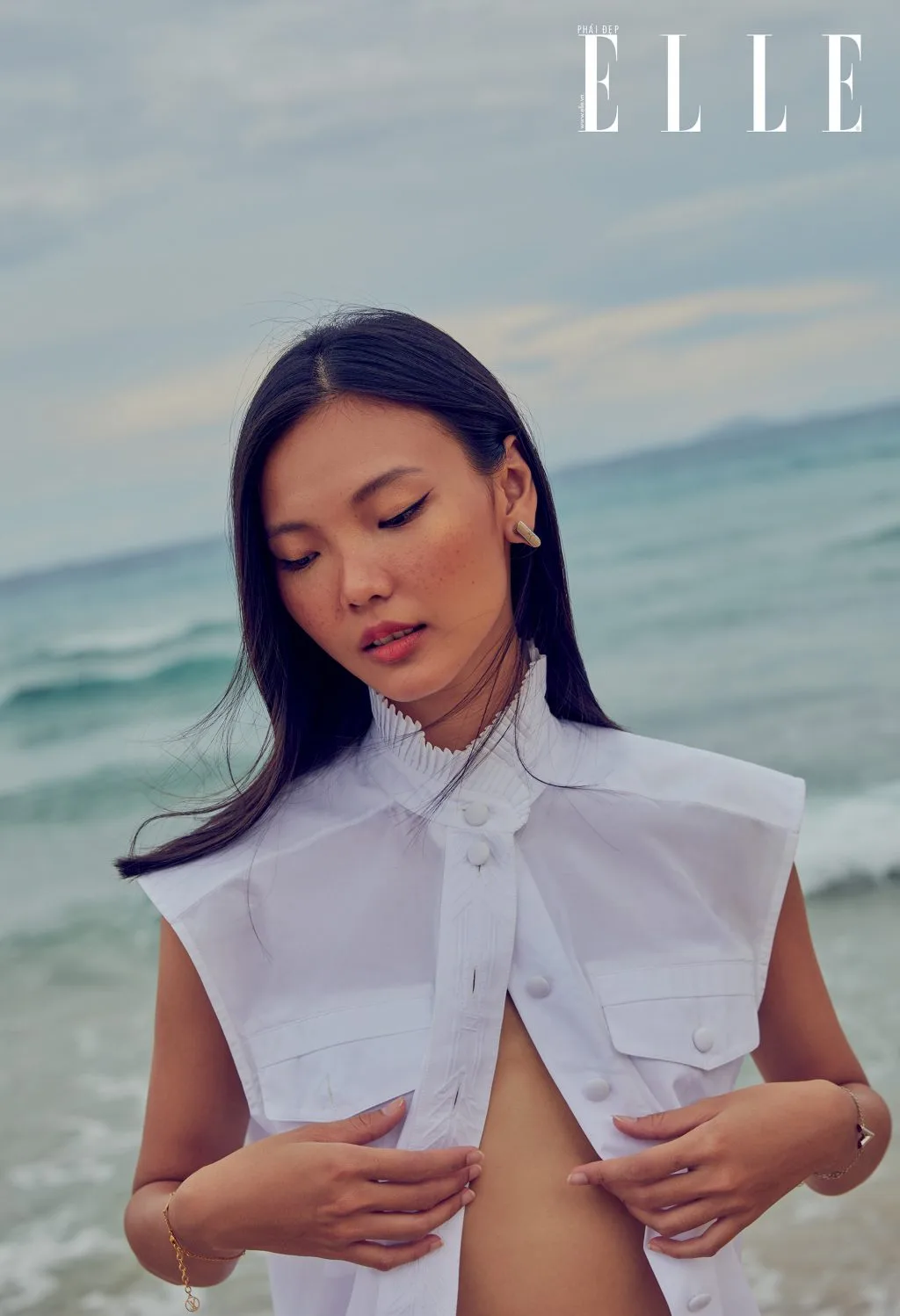 bộ ảnh người mẫu mặc áo sơ mi bộ ảnh thời trang mùa Hè cô gái mặc áo sơ mi trắng