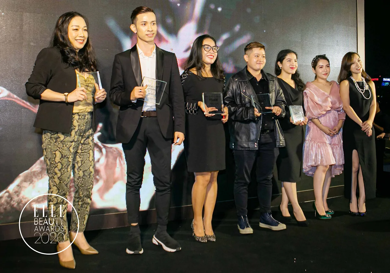 hannah nguyễn và lâm thúy nhàn trao giải bloggers' choice