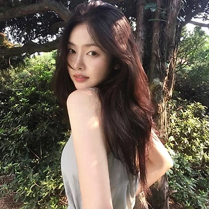 cô gái xõa tóc đứng dưới ánh nắng