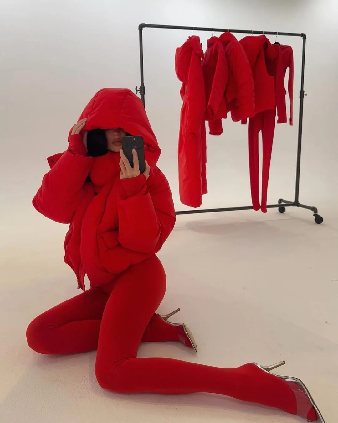 Kylie Jenner mặc trang phục màu đỏ