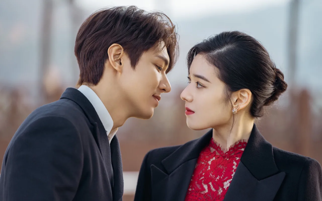 Mặc đẹp như Jung Eun Chae trong Quân Vương Bất Diệt - hoa tai tinh xảo