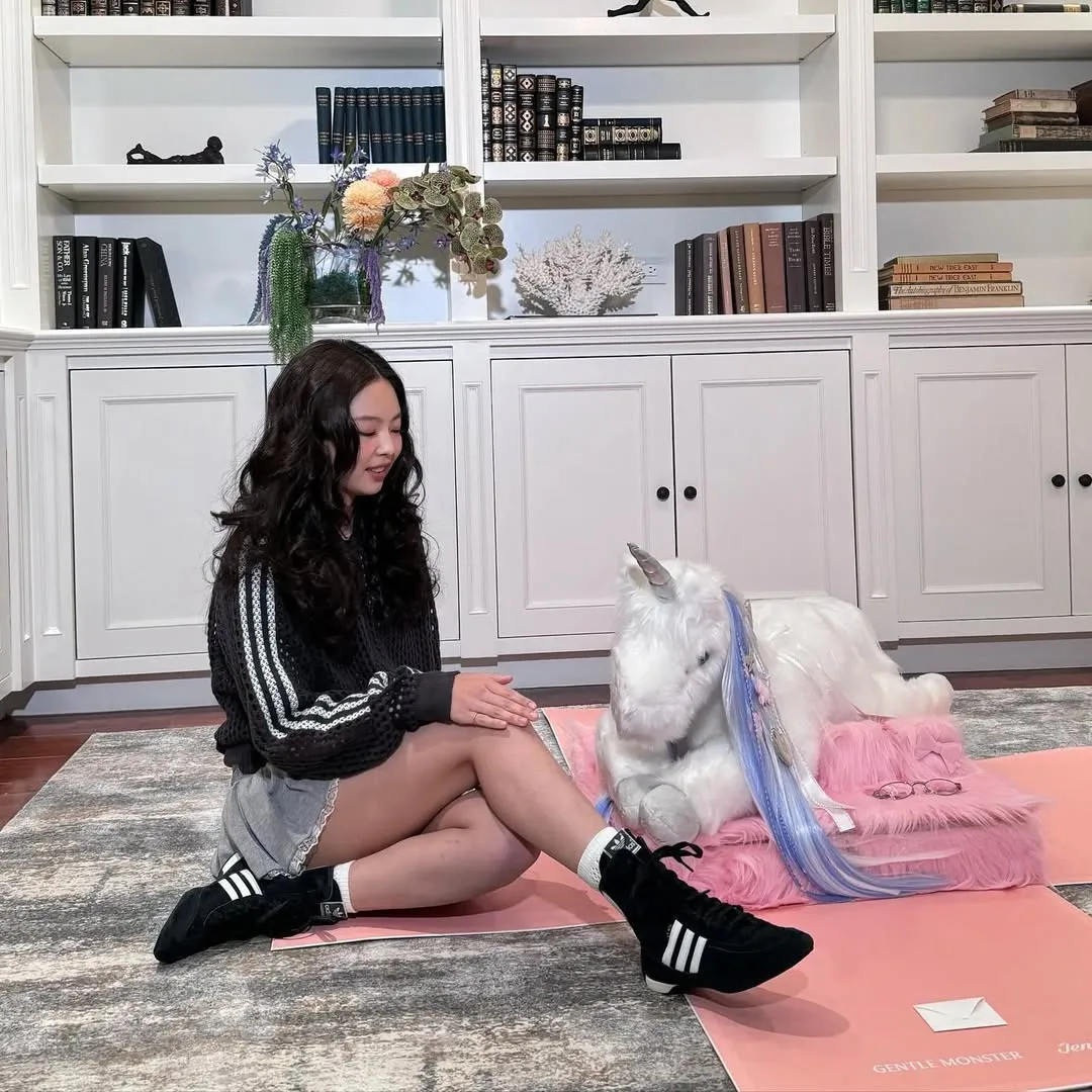 Jennie diện sneaker adiddas đen