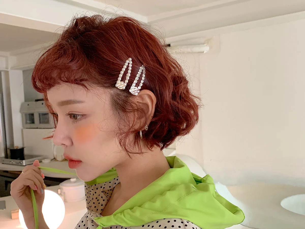 kẹp tóc ngọc trai và kiểu mái ngố cao