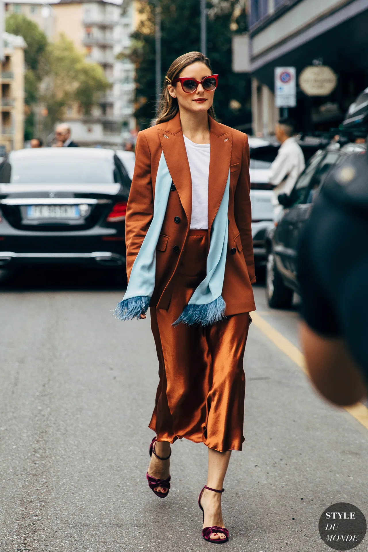 Dress code formal - Olivia Palermo mặc blazer và chân váy lụa màu nâu