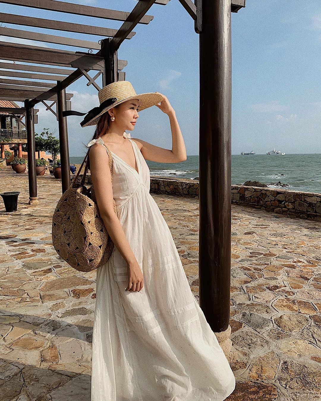 Xu hướng thời trang - Thanh Hằng mặc váy maxi trắng ngà