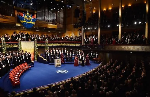 Trước buổi yến tiệc là lễ trao tặng huân chương Nobel. 10 nhà nghiên cứu và học giả đã được xướng tên trong buỗi lễ danh dự này  