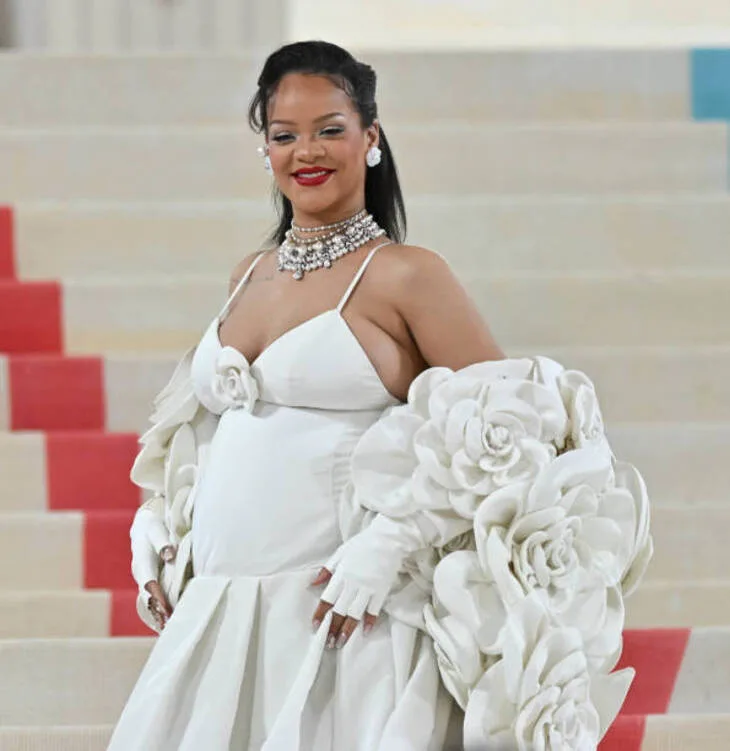 Hot mom Rihanna tại Met Gala 2023.