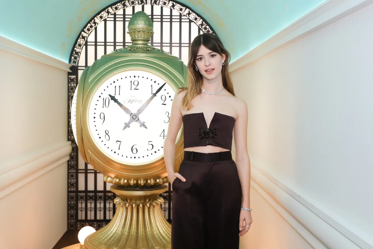 Người đẹp Daisy Edgar Jones tại triển lãm của Tiffany