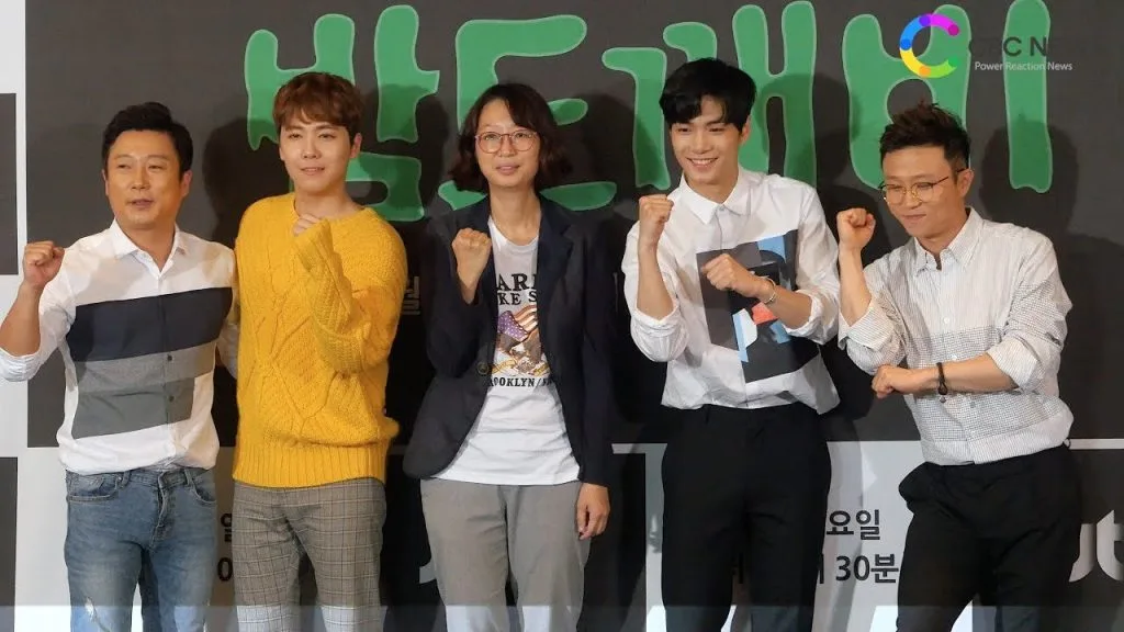 các nghệ sĩ cùng làm dấu hiệu quyết tâm trong chương trình thực tế Night Goblin