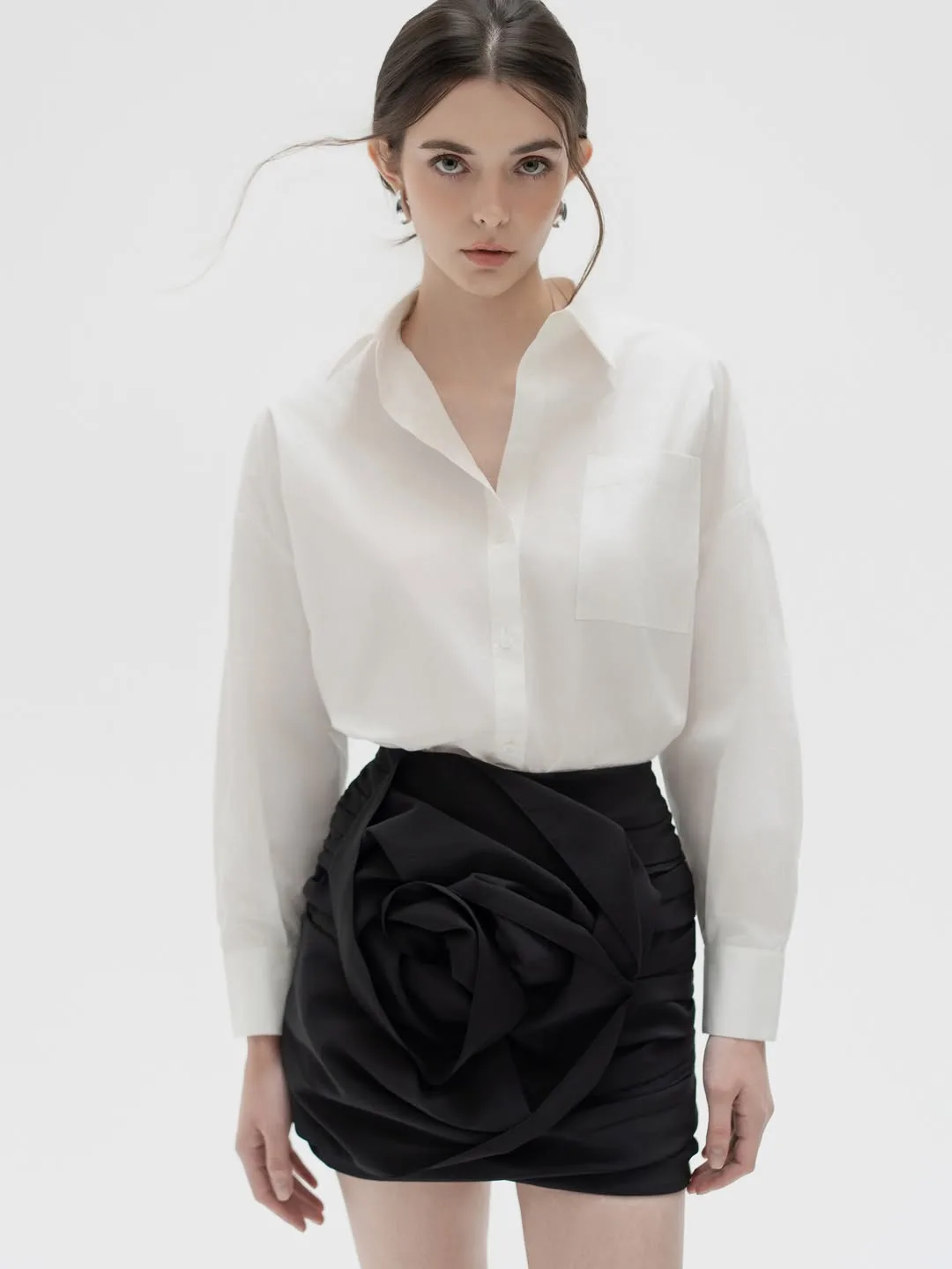 sơ mi oversized diện váy mini 