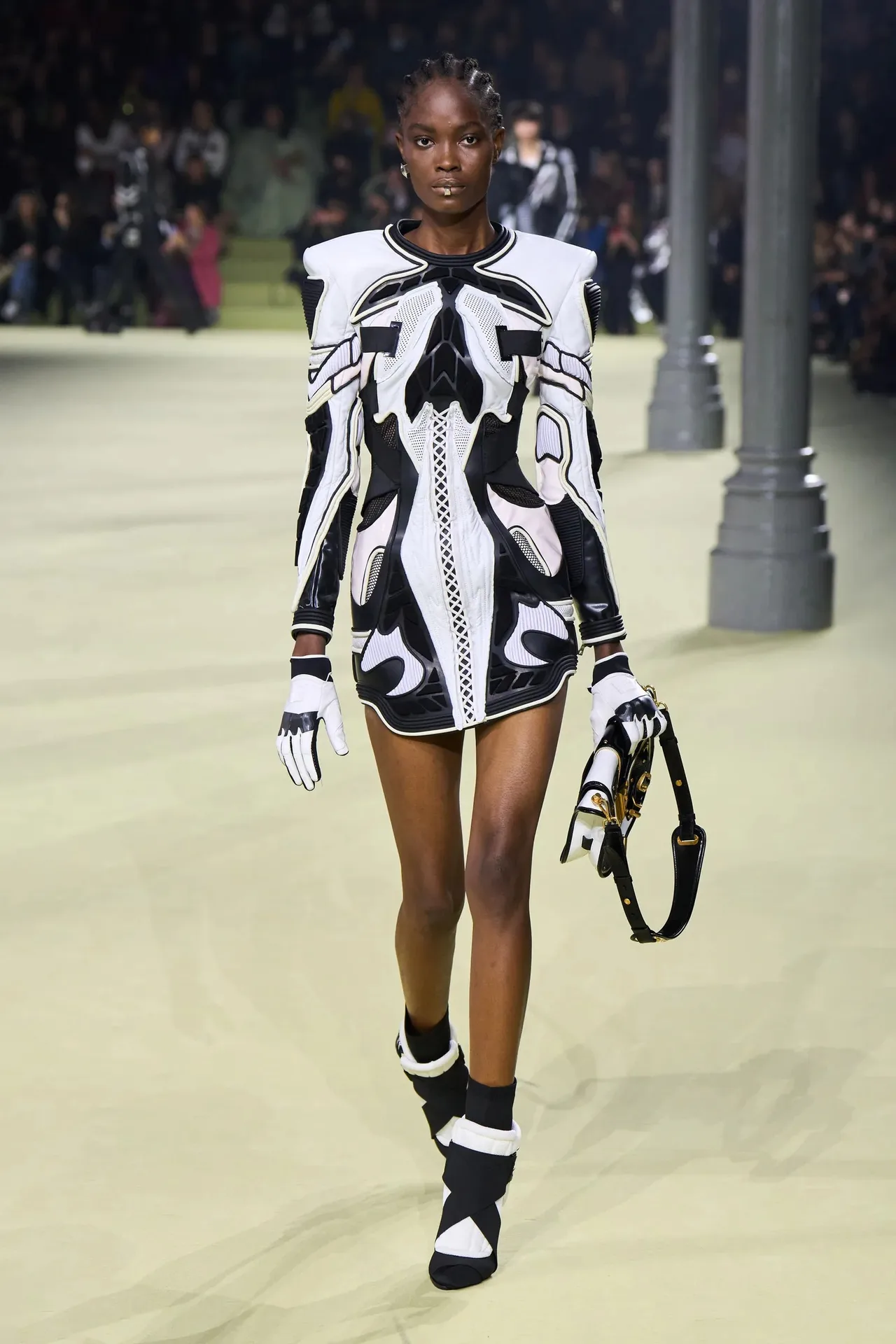 racing chic Balmain Thu-Đông 2022 ready-to-wear