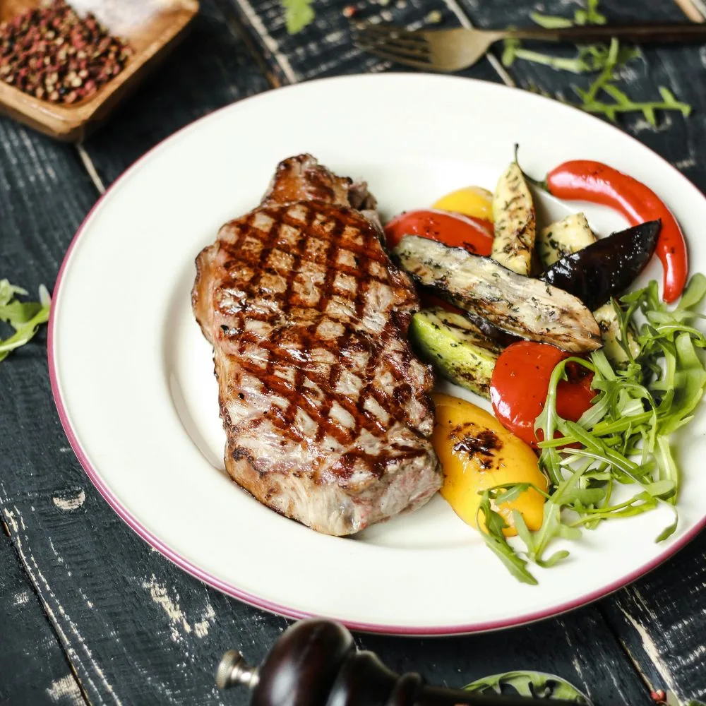 Đĩa bít tết và rau giúp nạp protein