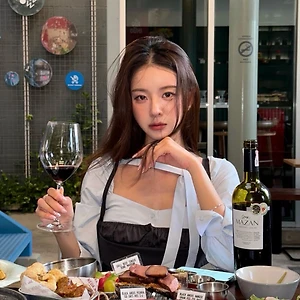 cô gái cầm ly rượu vang