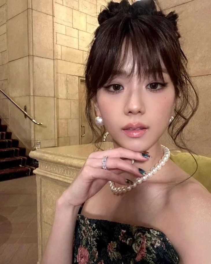 Jisoo với phong cách cổ điển Jisoo với phong cách cổ điển