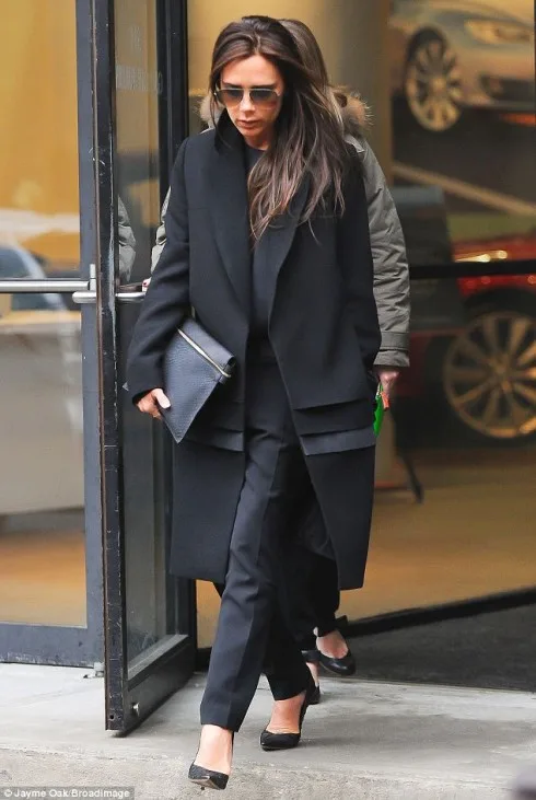 phong cách thời trang Victoria beckham với kính râm đen phong cách thời trang Victoria beckham với kính râm đen