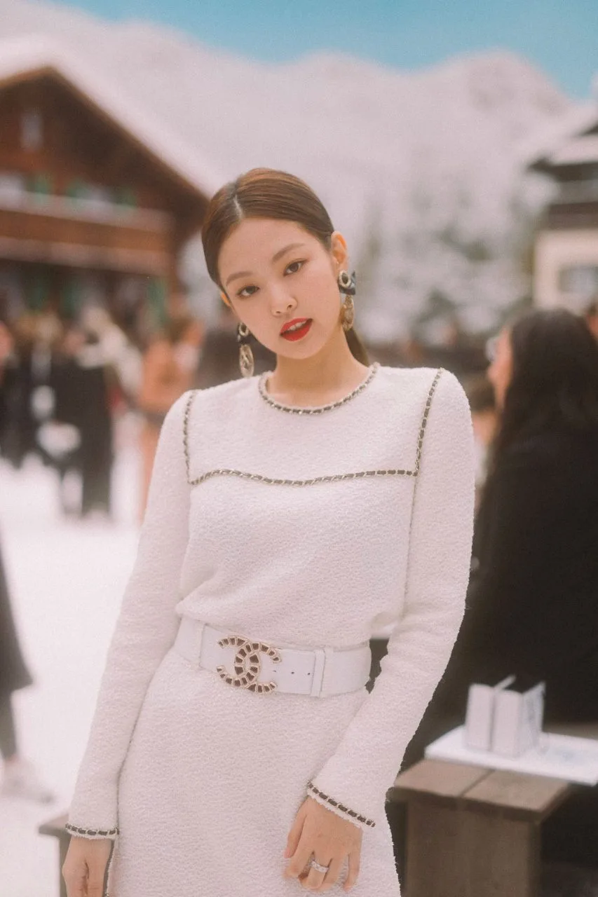 Nàng Ma Kết Jennie Kim sang trọng và thanh lịch trong thiết kế đầm vải tweed của Chanel