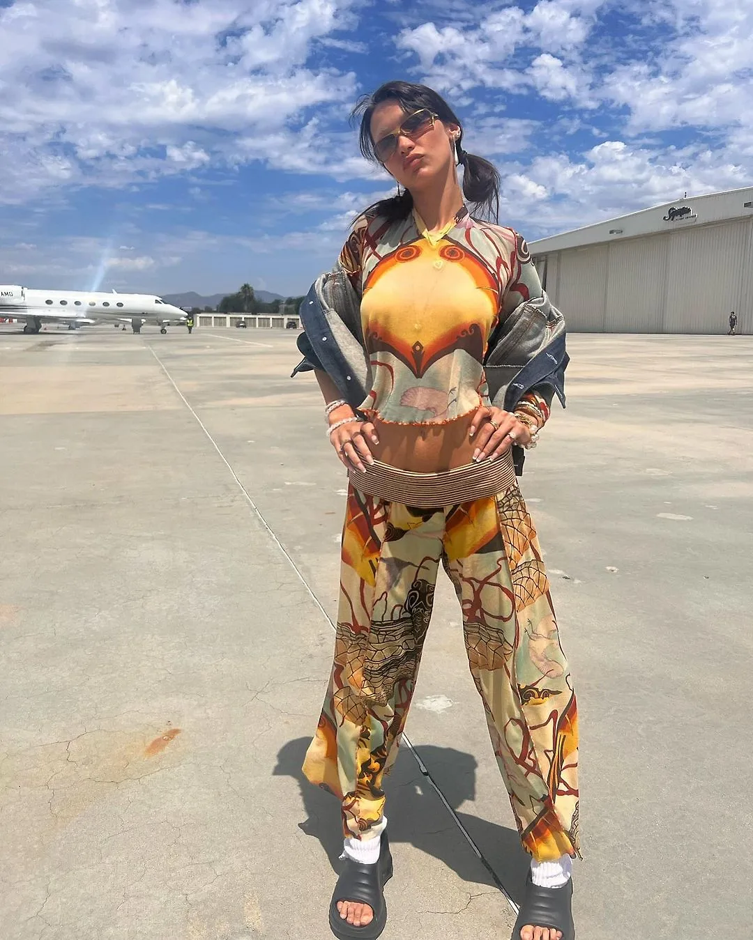 Bella hadid diện giày đế bằng