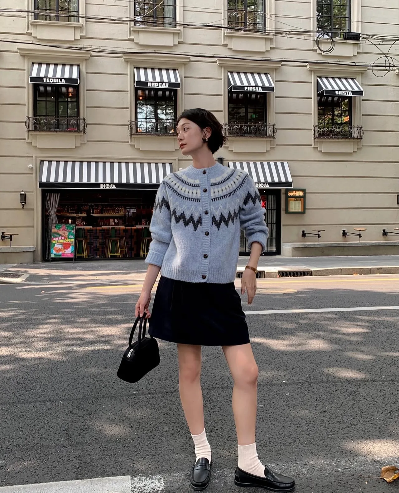 Chân váy ngắn trong ngày mưa