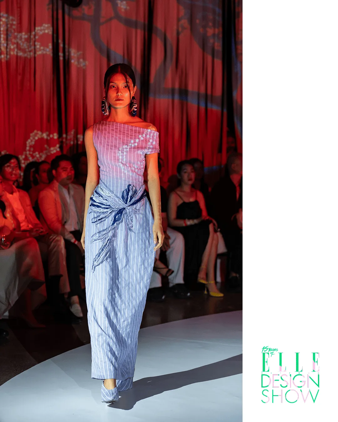 váy maxi xanh hoạ tiết sọc ELLE Design Show 2025
