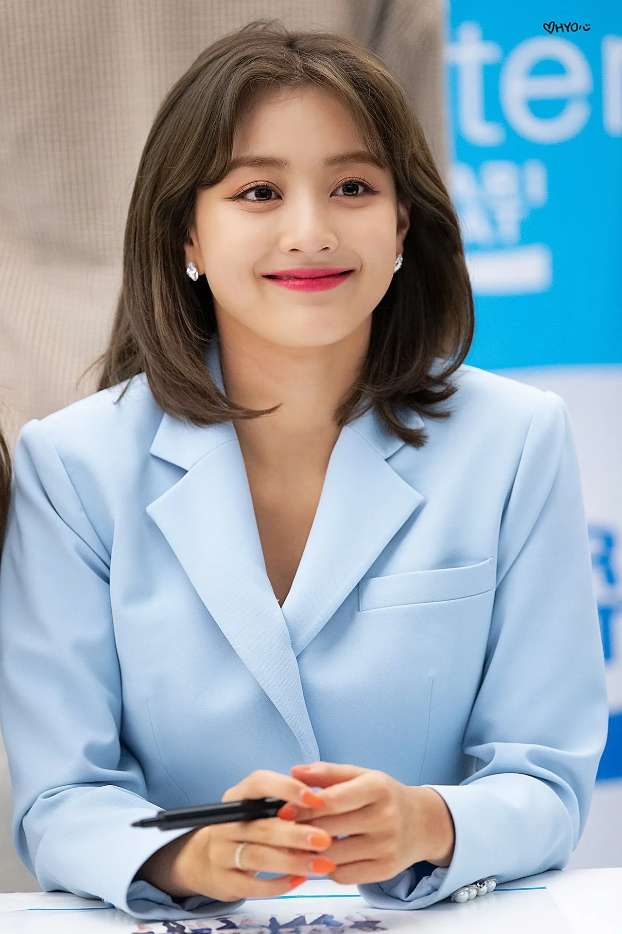 Ji Hyo trong trang phục màu xanh pastel
