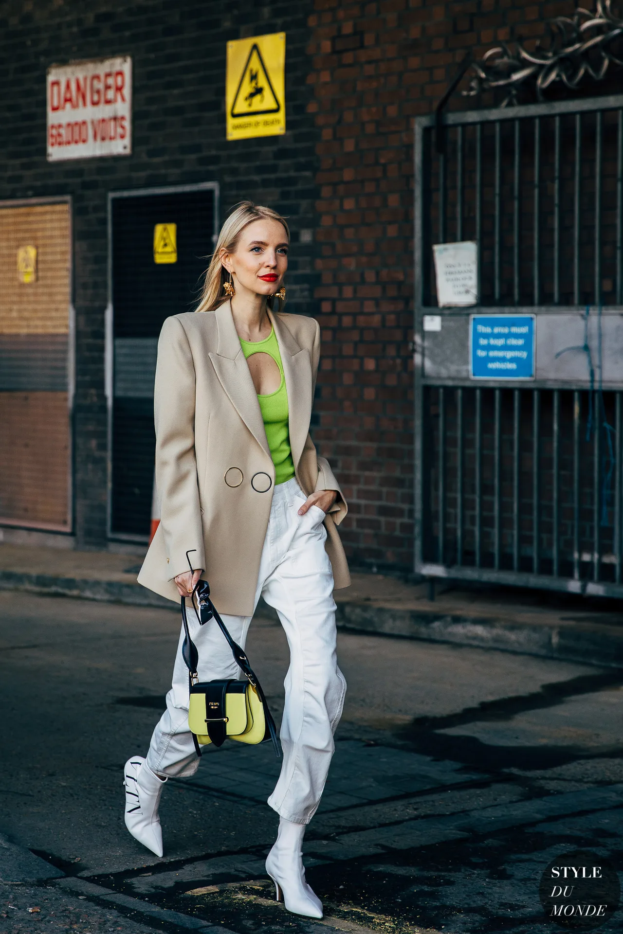 fashionista kết hợp blazer màu beige (màu "nịnh" da) cùng áo màu neon, bốt và quần trắng