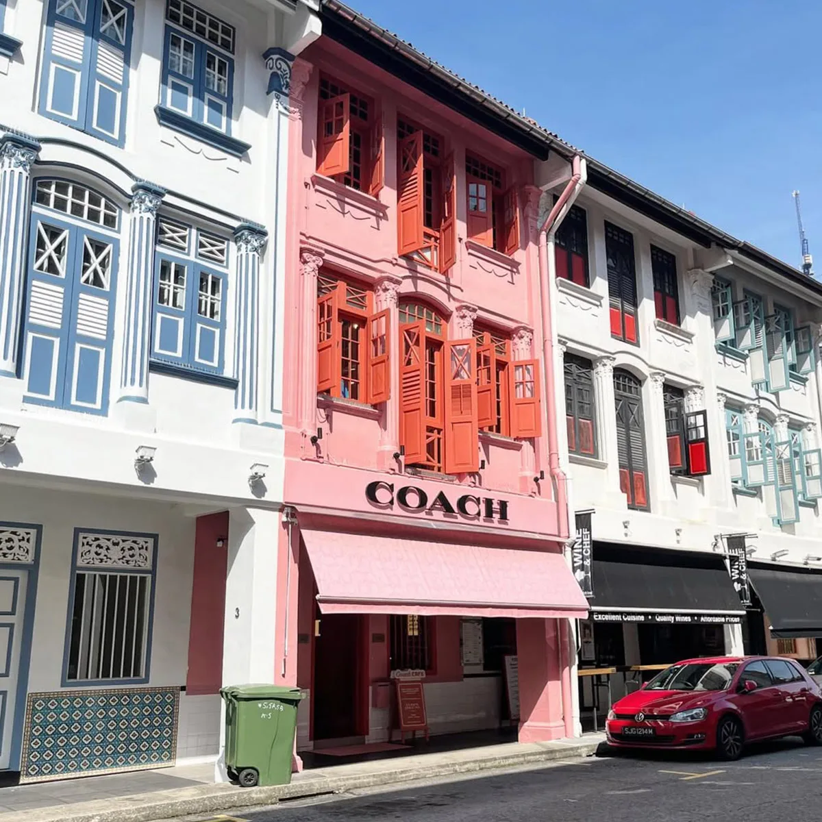 Bên ngoài quán cà phê Coach đầu tiên trên thế giới ở Singapore