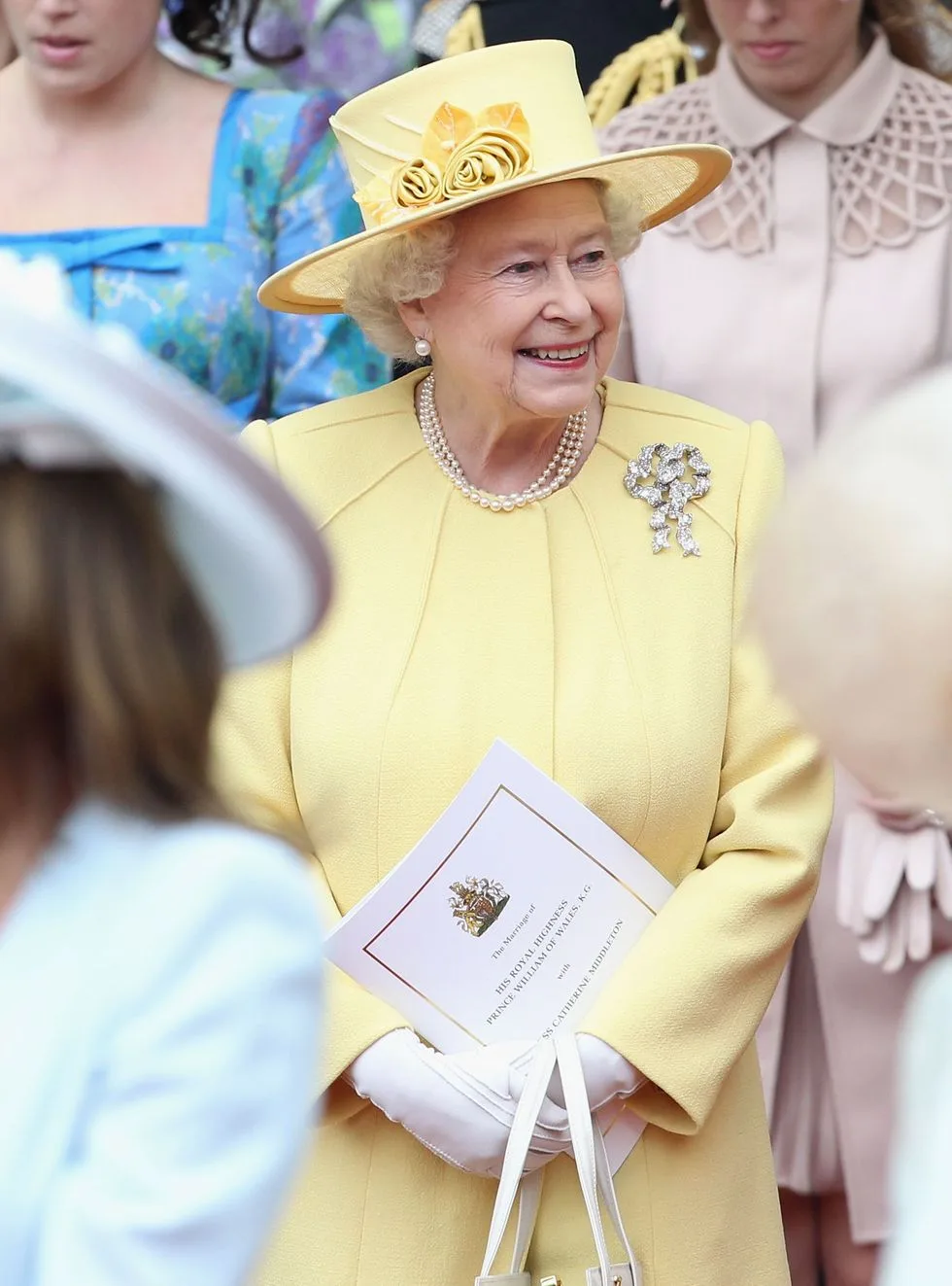 Trang mục màu vàng chanh Queen Elizabeth II