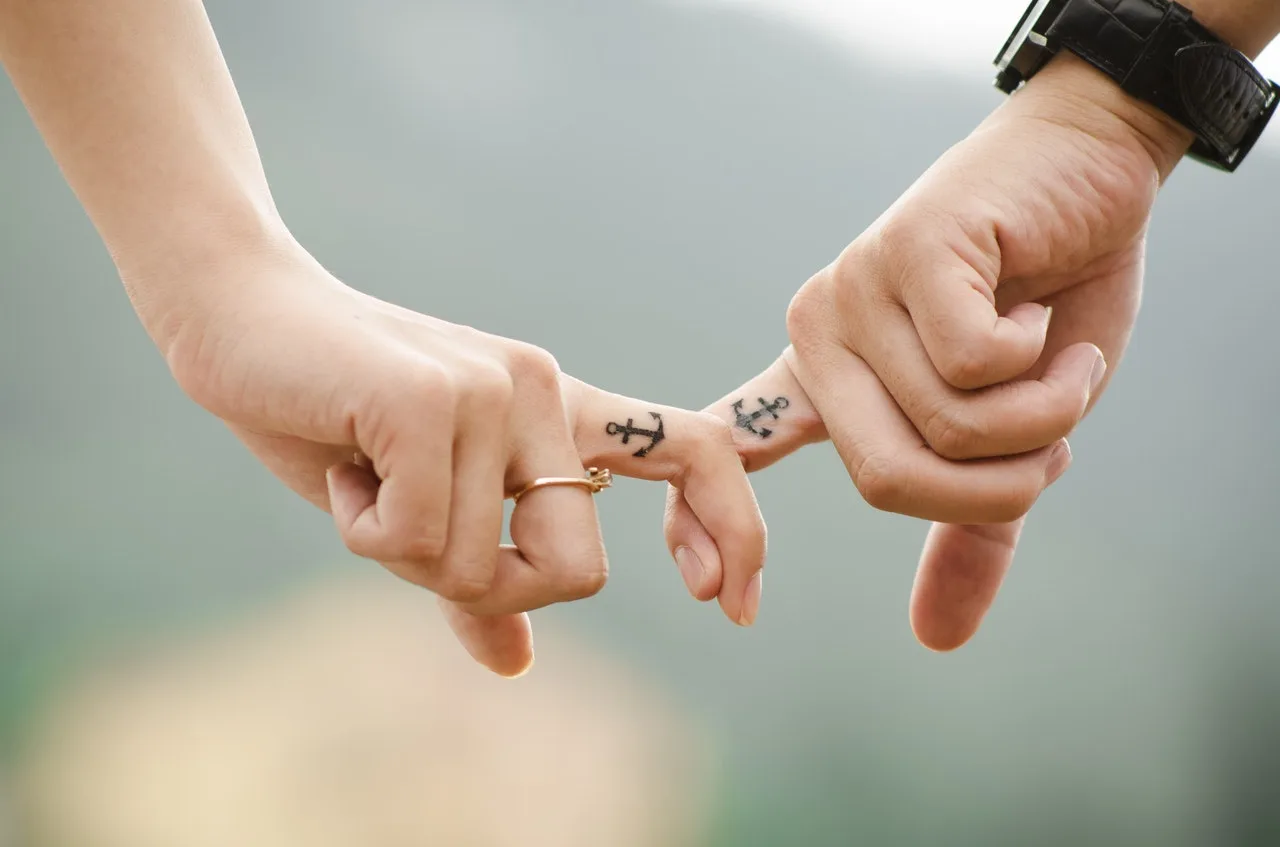 Khi bạn mệt mỏi cơ thể sẽ tiết ra loại chất hạn chế sự hấp thụ của chất dinh dưỡng sản sinh nên keratin. móng tay - giòn
