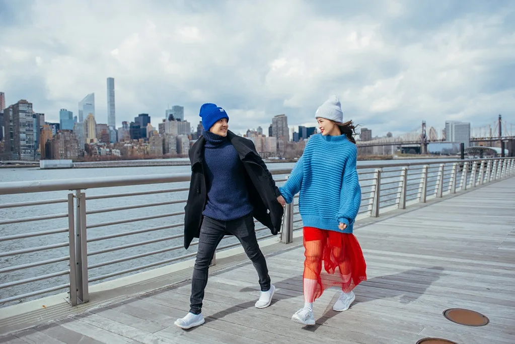 thời trang du lịch sweater xanh mũ beanie sneakers