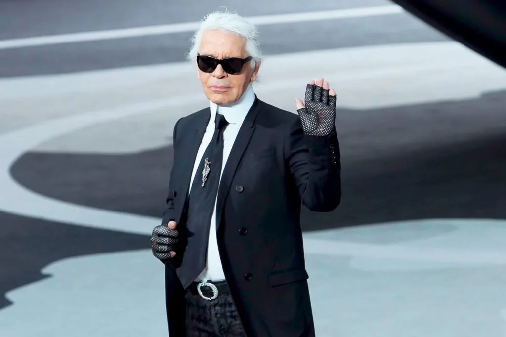 phong cách 4 phong cách thời trang - karl lagerfeld mặc suit đen và kính đen